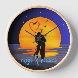 Romantisch stel omhelzingen en kussen Zonsondergan