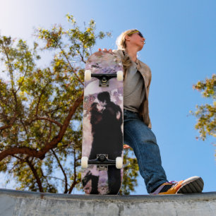 Romantisch stel verliefd op kussen in de regen skateboard