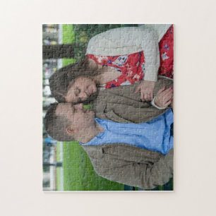 Romantisch stel zit dicht bij elkaar legpuzzel