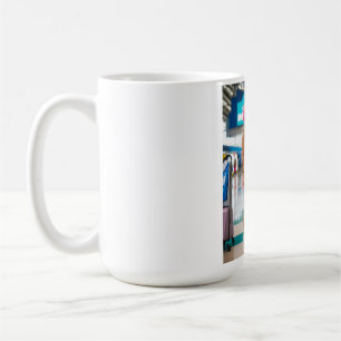 "Romantisch Vliegveld Afscheid: Turbaned Prince en Koffiemok