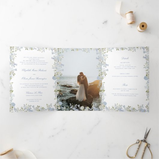 Romantisch Zacht Blauw  Monogram Crest Bruiloft Drieluik Uitnodiging (Binnen)