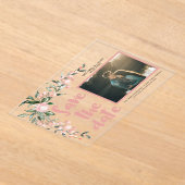 Romantische Blush Pink Bloemenfoto Sla de datum op Acryl Uitnodigingen (Laagn)