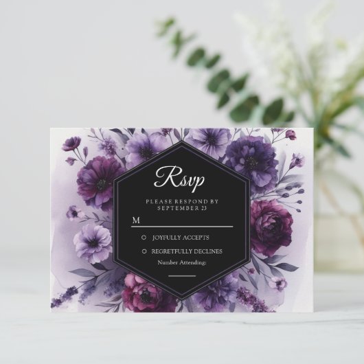 Romantische digitale Paarse bloemen bruiloft RSVP Kaartje (Staand voorkant)