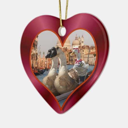 Romantische gondelrit met rode satijnen achtergron keramisch ornament (Links)