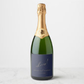Romantische gouden kalligrafie "Cheers" Navy Weddi Sparkling Wijnetiket (Voorkant)