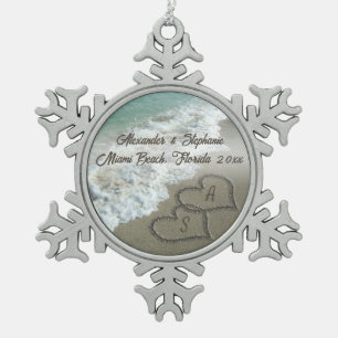 Romantische harten op het strand kerst ornament. tin sneeuwvlok ornament