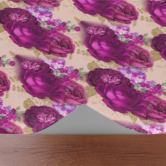 Romantische magenta-Rozen en goudbladeren op stran Cadeaupapier