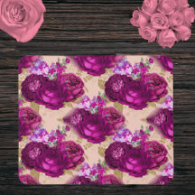 Romantische magenta-Rozen en goudbladeren op stran