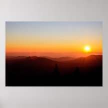 Romantische oranje zonsondergang in de berg