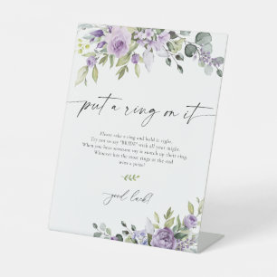Romantische Paarse Bloemen Zet Een Ring Om Het Bor Reclamebord Met Voetstuk