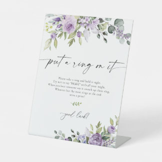 Romantische Paarse Bloemen Zet Een Ring Om Het Bor Reclamebord Met Voetstuk