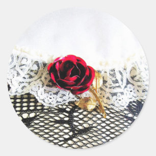 Romantische rode roos en witte kant ronde sticker