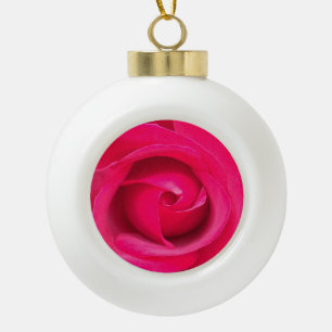 Romantische rode roze roos keramische bal ornament
