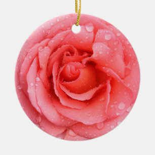 Romantische rode roze rozenwaterdruppels keramisch ornament