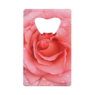 Romantische rode roze rozenwaterdruppels kredietkaart flessenopener