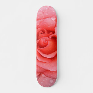 Romantische rode roze rozenwaterdruppels skateboard