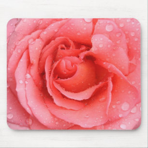 Romantische rode roze waterdruppels muismat