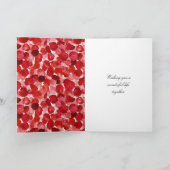 Romantische rode rozenblaadjes bloemenbruiloft kaart (Binnen)