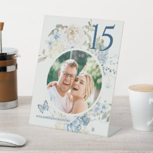 Romantische stoffige blauwe bloemenbruiloft foto reclamebord met voetstuk