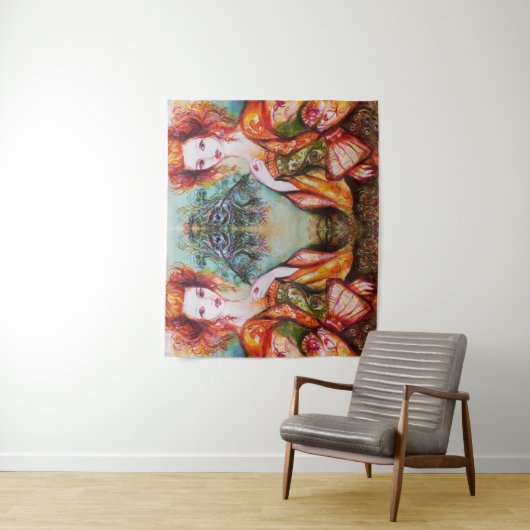 ROMANTISCHE VROUW MET GLINSTERENDE PAUWENVEER WANDKLEED (In situ)