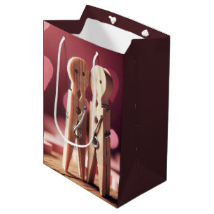 Romantische wasknijper paar met harten medium cadeauzakje