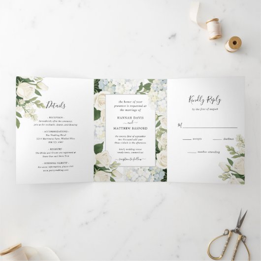Romantische witte hortensia Roos Elegante bruiloft Drieluik Uitnodiging (Binnen)