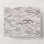 Romantische witte rozen faux lederen bruiloft all in one uitnodiging (Achterkant)