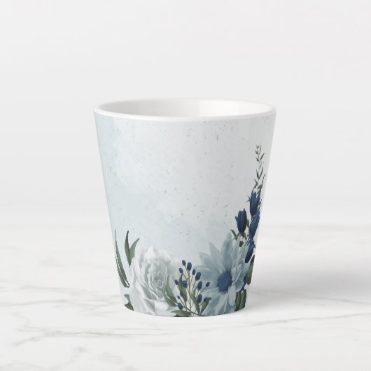 romantische witte stoffige en marineblauwe bloemen latte mok (Voorkant)