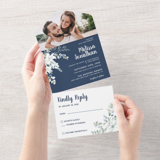 Romantische witte zachte bloem blauwe fotobruiloft all in one uitnodiging (Afscheurbaar)