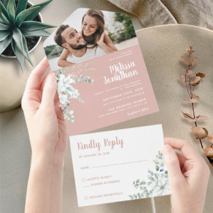 Romantische witte zachte bloem roze fotobruiloft all in one uitnodiging