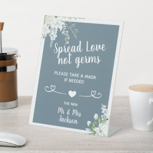 Romantische zachte bloemen bruiloft met veiligheid reclamebord met voetstuk