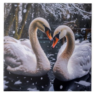 Romantische zwanen in een winterwonderland tegeltje