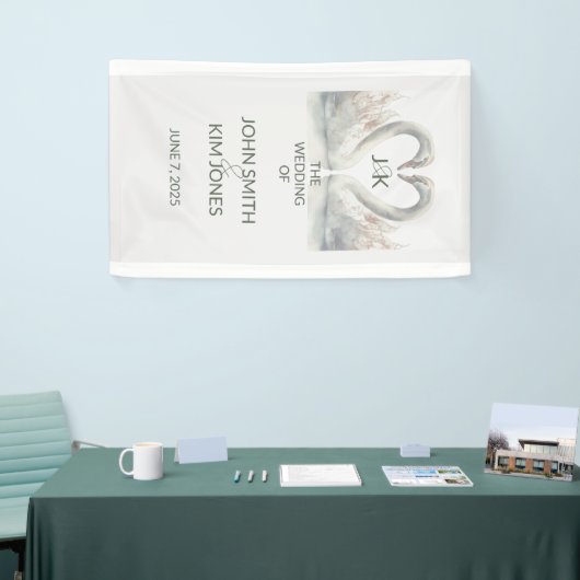 Romantische Zwanen Trouwpaar Monogram Spandoek (Beurs)