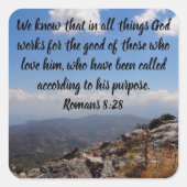 Romeinen 8:28 Bijbelvers op de bergtop Vierkante Sticker (Voorkant)