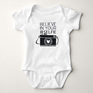 Rompertje met de tekst: Believe in your #selfie Romper