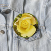 Rond 10 Cm Badge de Rosebud Jaune (En situation)