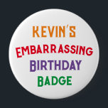 Rond 10 Cm Embarrassant Funny Birthday Badge<br><div class="desc">Le cadeau qui continue à donner année après année! Qui n'aime pas un badge d'anniversaire ? ! Avec ce badge,  vous pouvez le réutiliser tous les ans !</div>