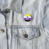 Rond 2,50 Cm He/She Pronouns Non-Binary Flag Badge (En situation)