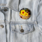 Rond 5 Cm Badge d'hibiscus jaune (En situation)