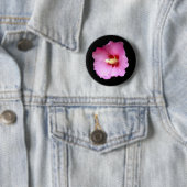 Rond 5 Cm Badge d'Hibiscus rose (En situation)