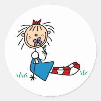 Rond Annie Couché Dans L'Herbe Avec Sticker À Fleur