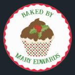 Rond Baked By Christmas Cookie Sticker<br><div class="desc">Cuite avec amour et joie de vacances. Ajoutez une touche de délice festif à vos gâteries maison avec nos stickers "Baked by". Ces étiquettes adorables sont la façon parfaite de personnaliser vos biscuits de Noël,  cupcakes et autres goodies de vacances.</div>