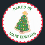 Rond Baked By Christmas Cookie Sticker<br><div class="desc">Cuite avec amour et joie de vacances. Ajoutez une touche de délice festif à vos gâteries maison avec nos stickers "Baked by". Ces étiquettes adorables sont la façon parfaite de personnaliser vos biscuits de Noël,  cupcakes et autres goodies de vacances.</div>