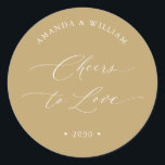 Rond Cheers to Love Wedding Favor Sticker<br><div class="desc">Ajoutez une touche de charme à votre célébration avec cet autocollant "Cheers to Love". Parfait pour sceller des sacs de faveur,  des enveloppes ou des boîtes-cadeaux,  c’est un détail élégant pour les mariages,  les douches nuptiales et autres événements spéciaux.</div>