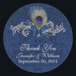 Rond Chic Peacock Feather Wedding Favor Sticker<br><div class="desc">Élégant stickers de faveur de mariage,  fait dans un bleu sur le motif damassé bleu,  avec un tonus argenté fleurit décoré d'une plume paon et arc bleu. Personnalisez le texte gris clair pour votre journée spéciale. Parfait pour vos faveurs de mariage. Produits correspondants disponibles.</div>