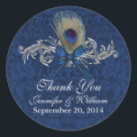 Rond Chic Peacock Feather Wedding Favor Sticker<br><div class="desc">Élégant stickers de faveur de mariage,  fait dans un bleu sur le motif damassé bleu,  avec un tonus argenté fleurit décoré d'une plume paon et arc bleu. Personnalisez le texte gris clair pour votre journée spéciale. Parfait pour vos faveurs de mariage. Produits correspondants disponibles.</div>