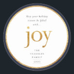 Rond Gold Joy Modern Christmas Classic Round Sticker<br><div class="desc">Que votre saison des fêtes soit remplie de joie. Maillot de joie doré lettrage et rond faux cadre avec bordure bleu marine foncé,  autocollant de vacances.</div>