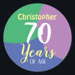 Rond Happy 70th Birthday Classic Round Sticker<br><div class="desc">Célébrez un anniversaire avec un autocollant personnalisé indiquant le nom du récipiendaire et le nombre d'années. Sticker pour 70 ans.</div>