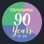 Rond Happy 90th Birthday Classic Round Sticker<br><div class="desc">Autocollants cadeaux d'anniversaire. Célébrez un anniversaire avec un autocollant personnalisé indiquant le nom du récipiendaire et le nombre d'années. Sticker pour 90 ans.</div>