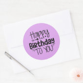 Rond Joyeux Sticker d'anniversaire sur violet (Enveloppe)